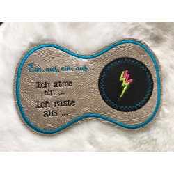 Stickdatei ITH - Mug Rug Spruch "Atme ein, raste aus"